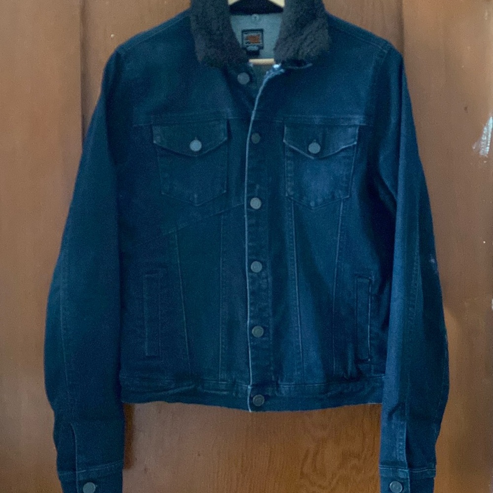 Volcom Jeans, Denim Trucker Jean Jacket, Detachable faux fur collar. Women’s S.